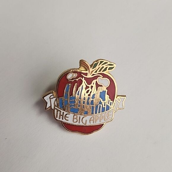 The Big Apple NEW YORK City vintage enamel pin lapel badge flair - Picture 1 of 3